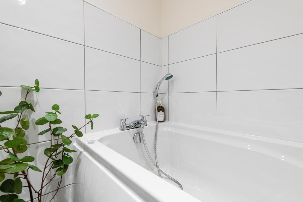 Stylish 2 Bed Apartment Close To City Bradford  Exterior photo